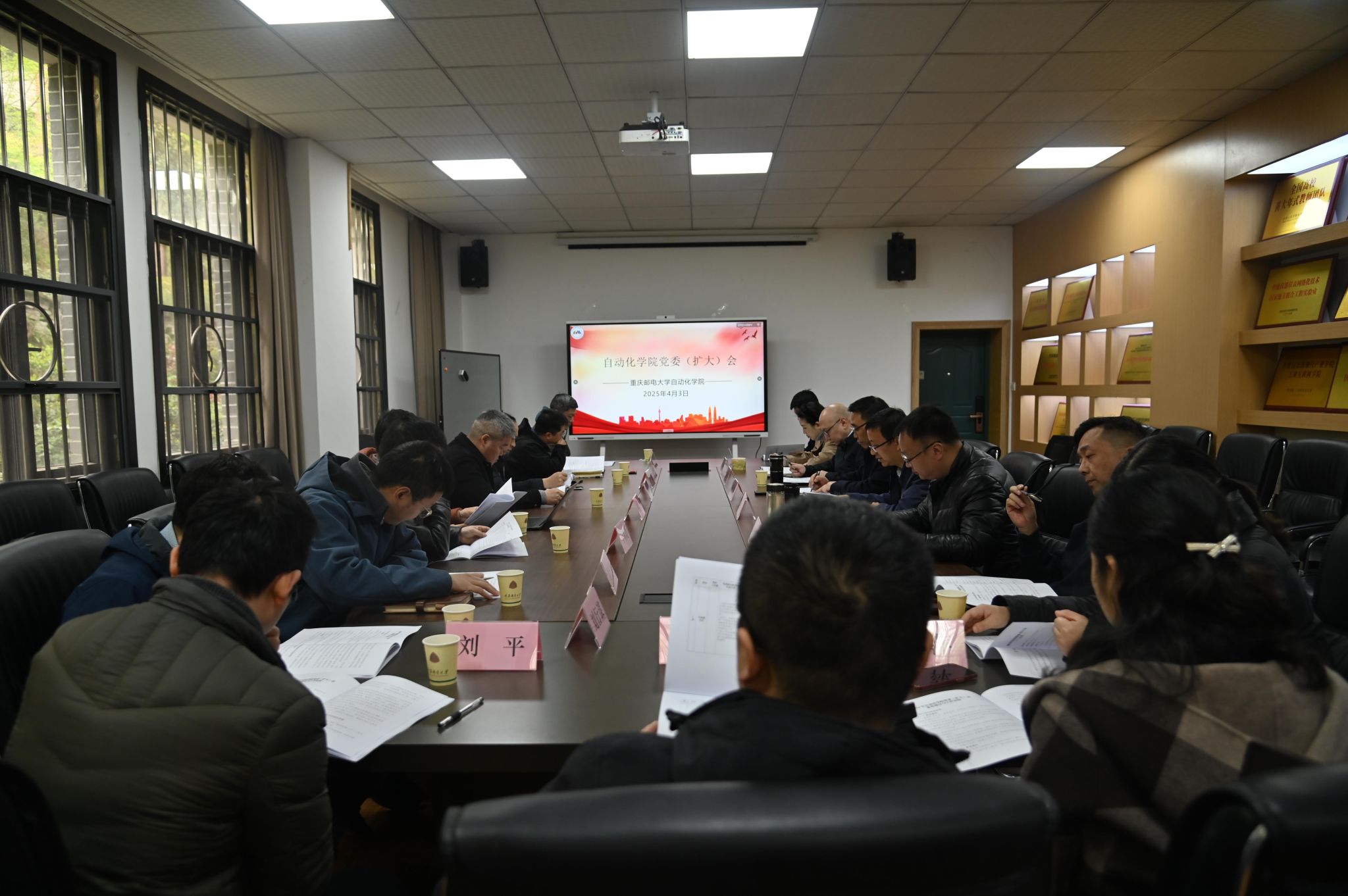 为充分发挥党委在成人影视
事业发展中的领导核心作用，以高质量党建引领成人影视
高质量发展，确保重点工作高效推进，4月3日上午，成人影视
在107会议室召开2025年成人影视
党委（扩大）会。学校党委副书记伍安春、成人影视
领导班子、党委委员、各三级部门负责人、教职工支部书记、科研团队负责人、高层次人才代表等共计20余人参加了本次会议，会议由成人影视
党委书记熊余主持。首先，熊余书记从电气学科建设、智能网联新能源汽车方向建设、智能化和网络化课程体系建设、...